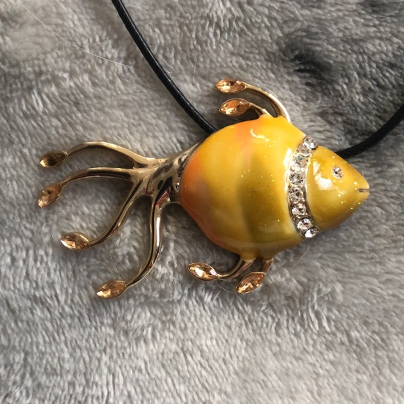 Goldtone enameled pendant fish with 8 rhinestones just over 1 inch size pendant. - Picture 5 of 5